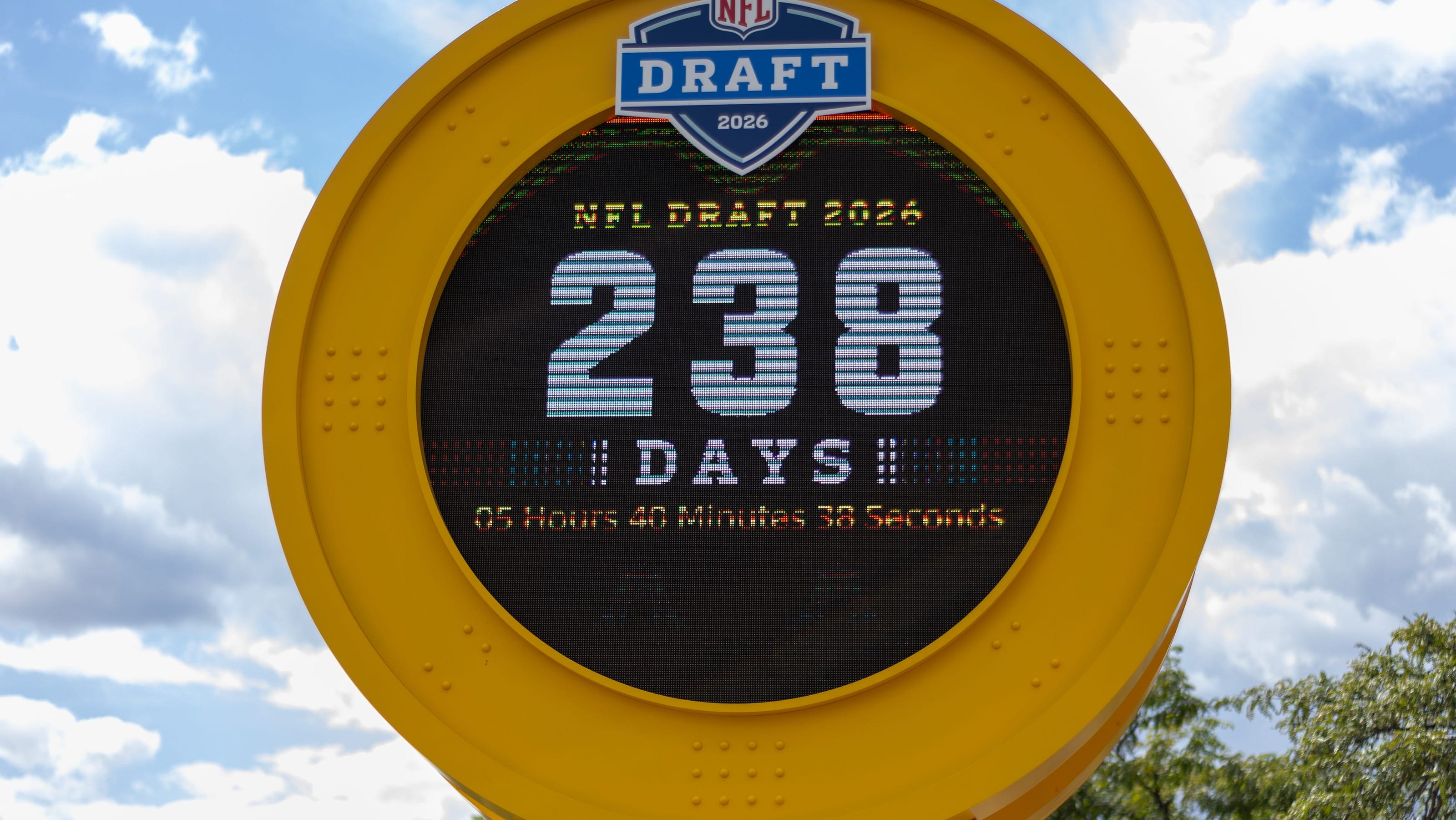 Projected first-round draft order for the 2026 NFL Draft based on current team standings.