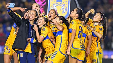 Unidad y concentración del equipo Tigres Femenil previo al partido.