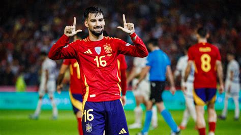 Álex Baena celebrates opening the scoring for Atlético Madrid