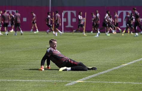 Manuel Neuer returns to training, boosting Bayern's defensive options.