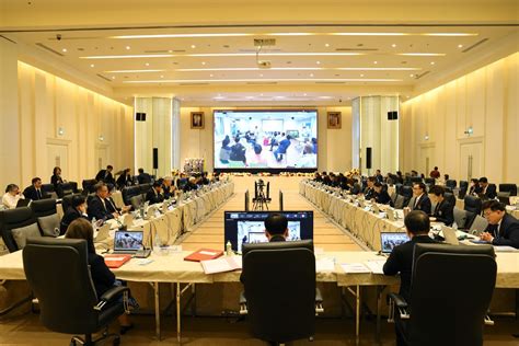 Trustees debate governance during high-stakes financial decision