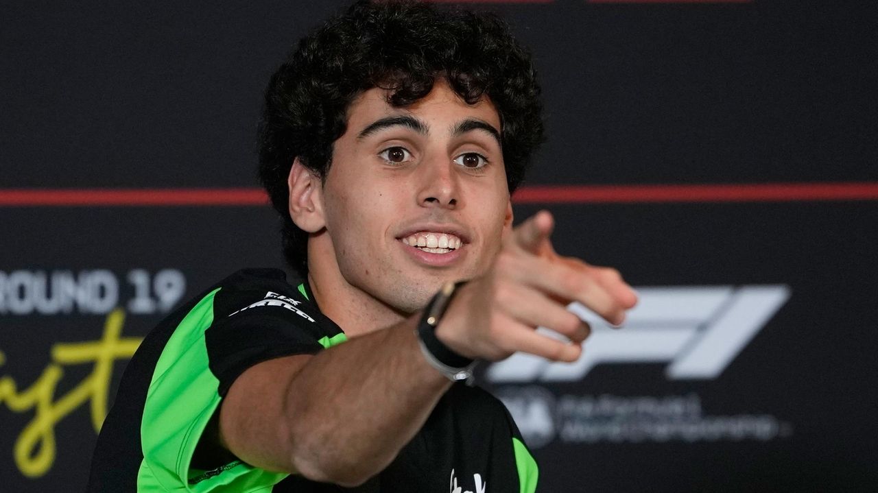 Sauber team repairing Bortoleto's car after the crash