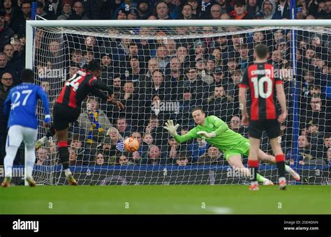 Antoine Semenyo challenges Everton goalkeeper Jordan Pickford during the goalless draw