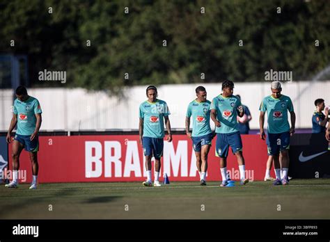 Carlo Ancelotti comandando treino da Seleção Brasileira em Lille