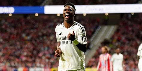 Vinícius Júnior faisant face aux sifflets des supporters tunisiens lors du match amical.