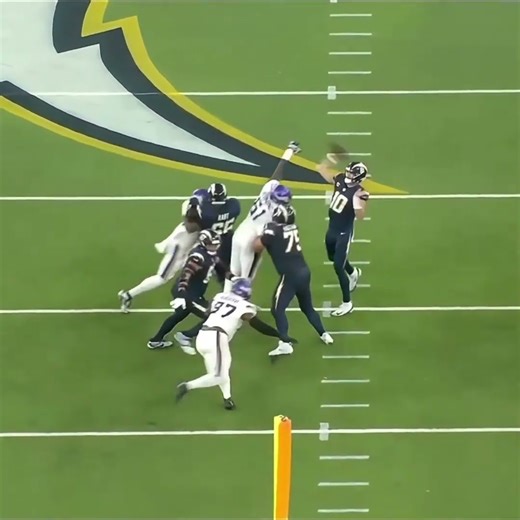 Justin Herbert connects with Ladd McConkey for a touchdown pass.