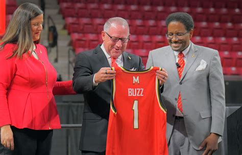 Buzz Williams directing the Maryland Terrapins during a timeout.