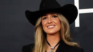 Lainey Wilson makes history as host and winner in her signature teal and green ensemble