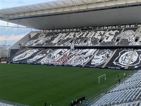 The iconic mosaico display by Fiel Torcida before the kick-off.