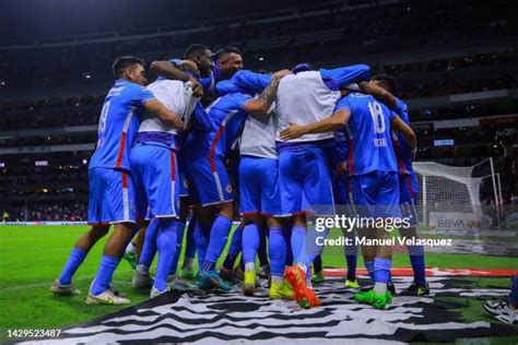 "El Toro" Fernández and teammates celebrate the equalizing goal that shifted momentum.