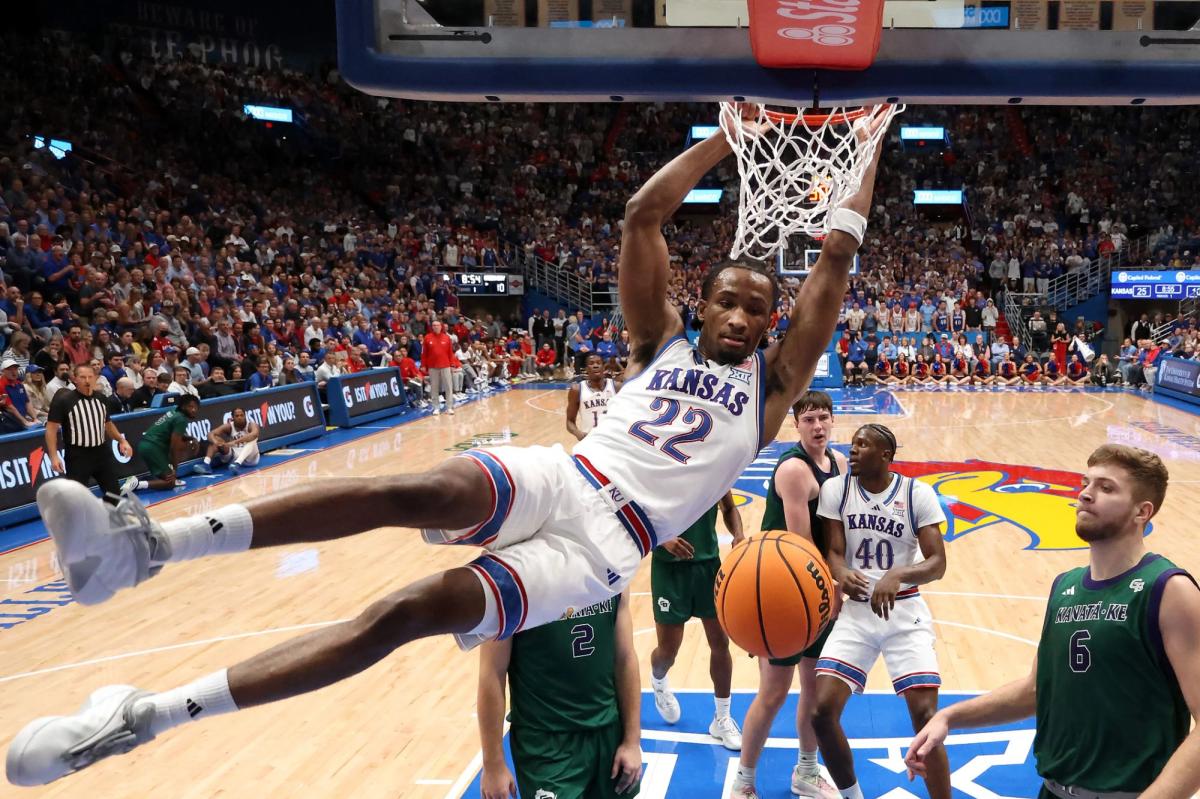 Kansas guard Darryn Peterson drives the ball during a game.