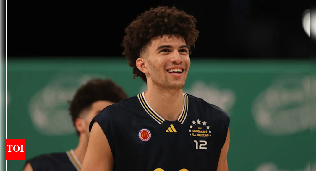 Cameron Boozer battles for a rebound against Tennessee.