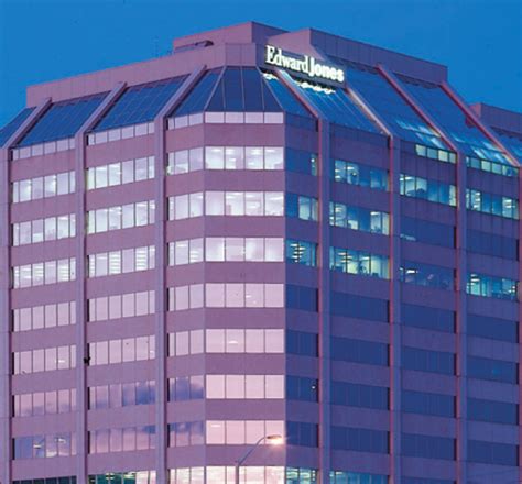 Edward Jones Expands Canadian Wealth Management with FTCC Acquisition