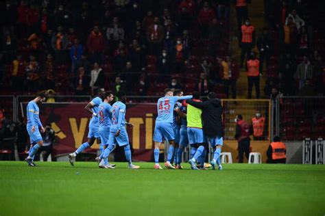 Kayserispor setting up defensively during a Süper Lig encounter.