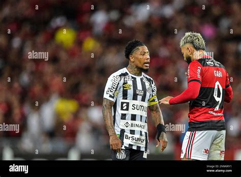 Key forwards Gabriel Barbola (Flamengo) and Marinho (Santos) battle for possession.