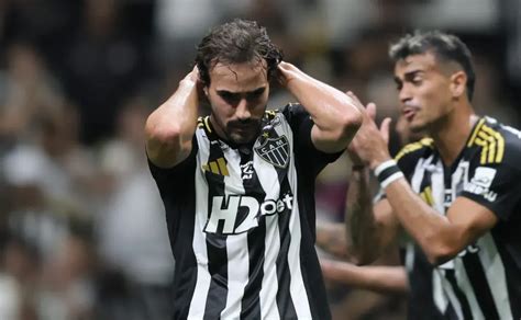 Igor Gomes em treino do Atlético-MG, retornando após suspensão.