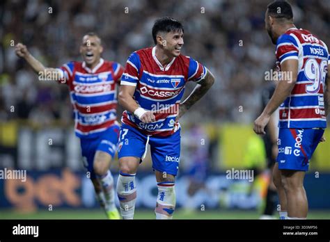 Adam Bareiro comemorando um gol, principal artilheiro do Fortaleza.