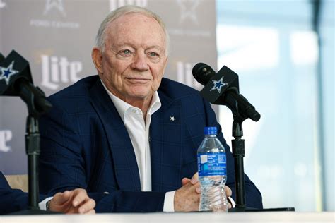 Cowboys owner Jerry Jones addresses media regarding George Pickens' recent performance and criticism.