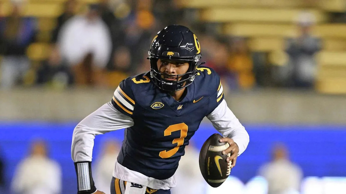 Former UH quarterbacks Timmy Chang (Hawaii) and Nick Rolovich (Cal) reunite at the Hawaii Bowl press conference.
