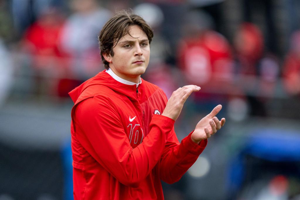 Julian Sayin preparing to throw for the LSU Tigers