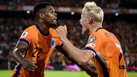 Malen anota un espectacular gol contra Lituania.