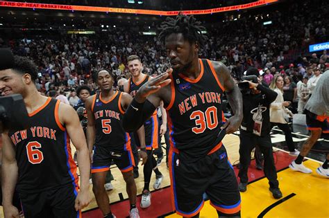 Randle celebrates after a key basket during a Knicks win.