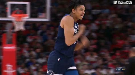 Randle guarding a Rockets player during their recent matchup.