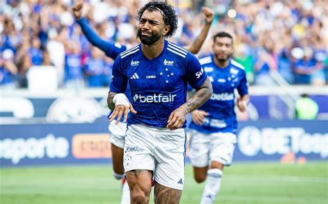 Gabigol, um dos principais jogadores do Cruzeiro, em ação no Campeonato Brasileiro.