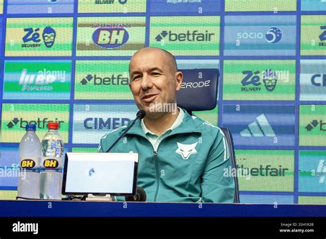 Técnico Leonardo Jardim em coletiva de imprensa.