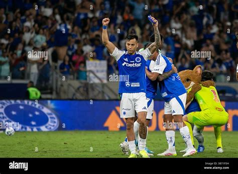 Cruzeiro players celebrate during their impressive eight-match unbeaten streak.