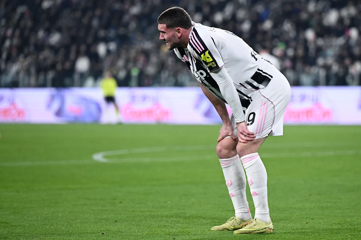 Vlahovic receives treatment after sustaining his season-ending injury.