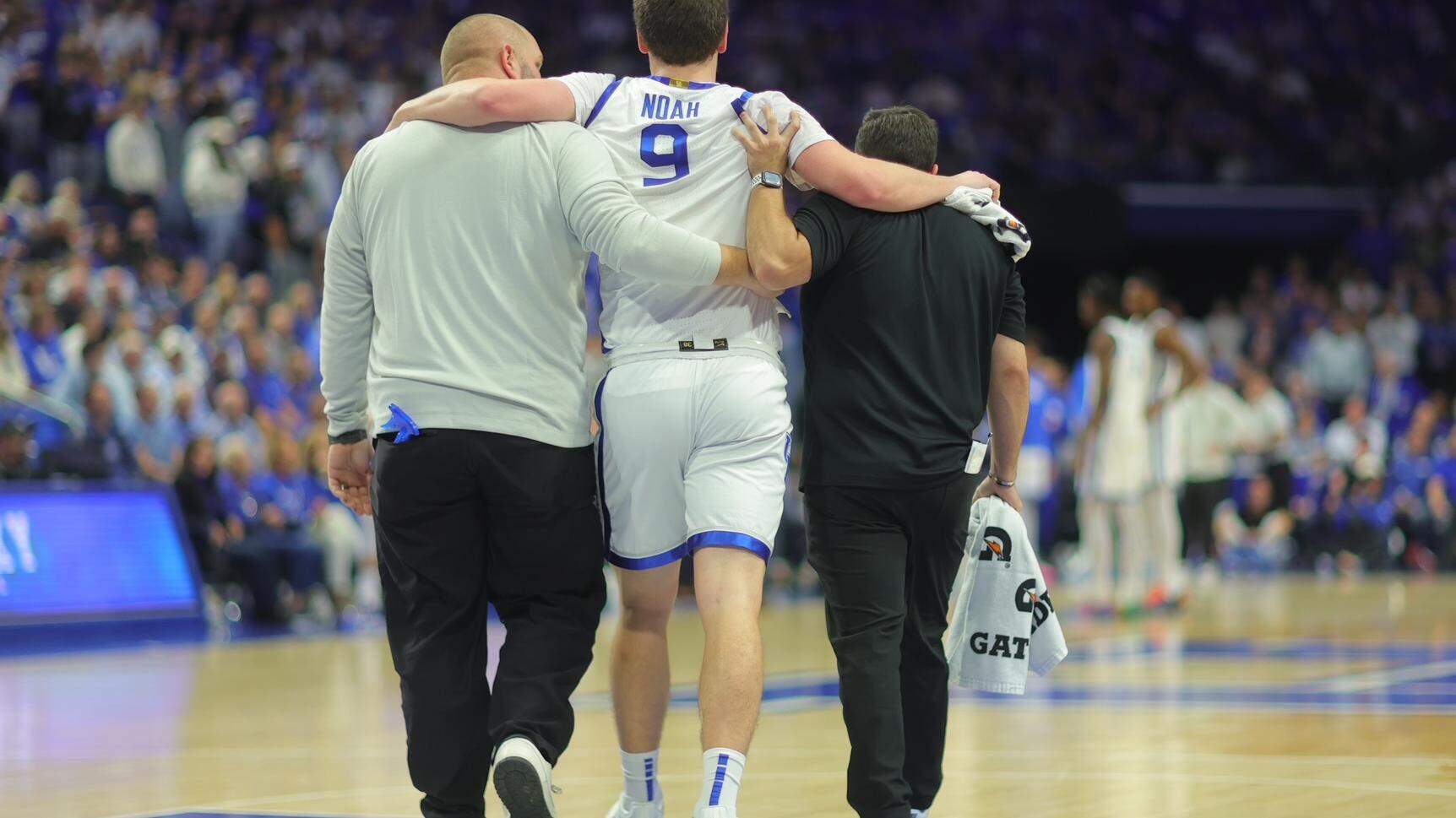 Jaland Lowe returns from injury and dishes an assist during the Kentucky vs Valparaiso game.