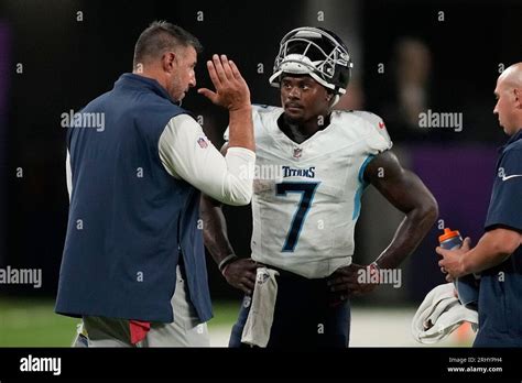 Willis conferring with offensive staff during practice