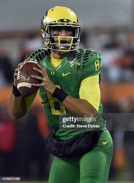 Mariota's signature move: Handing the ball to the official after scoring.