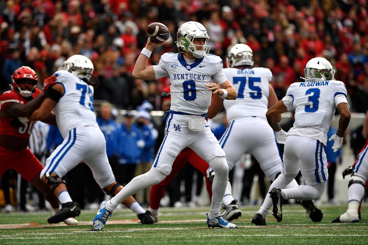 Braxton Jennings celebrating a touchdown during a 2022 Kentucky football game