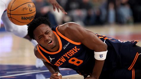 Knicks teammates watch as Anunoby exits the game with the hamstring injury.