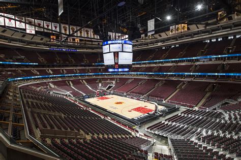 The iconic United Center in Chicago hosts the Thanksgiving night basketball showdown.
