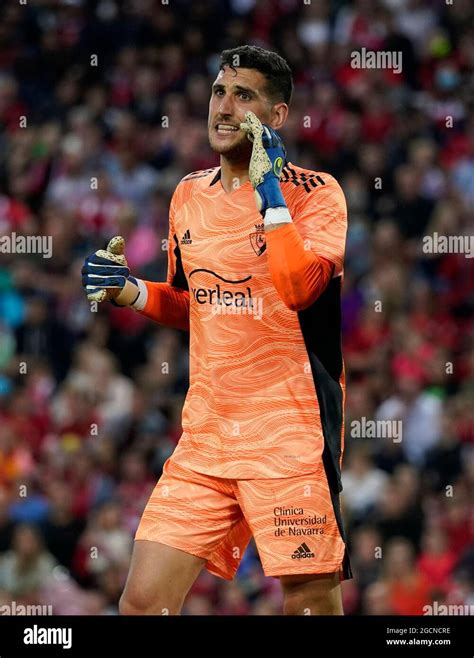 Sergio Herrera, Osasuna's first-choice goalkeeper, in action during training.