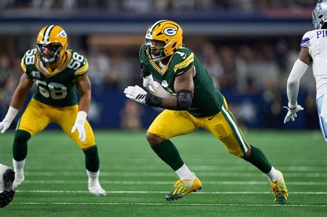 McManus on the sideline dealing with a right quad injury.