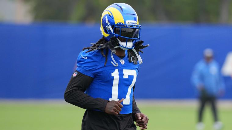 Davante Adams being evaluated for an oblique injury during Rams-Seahawks Week 11 matchup