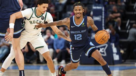 Rollins using his length to contest a shot during a G-League game with the Memphis Hustle.