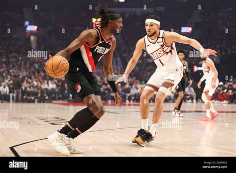 Suns Rout Blazers Behind Booker's 19 Points
