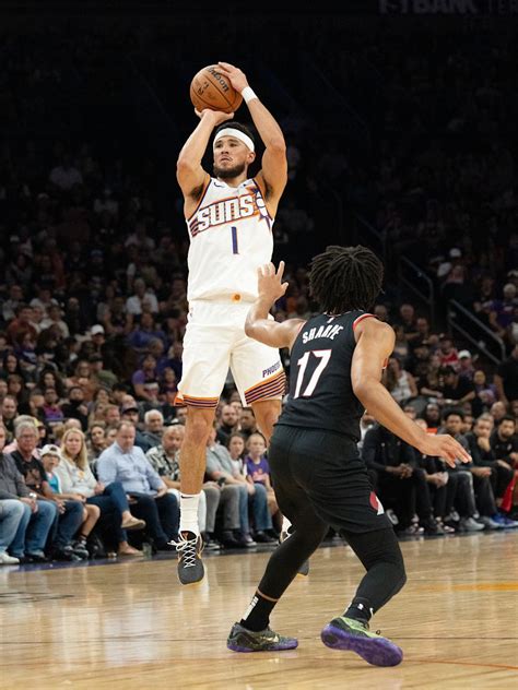 Shaedon Sharpe attempts to navigate through Phoenix's defense in the second half.