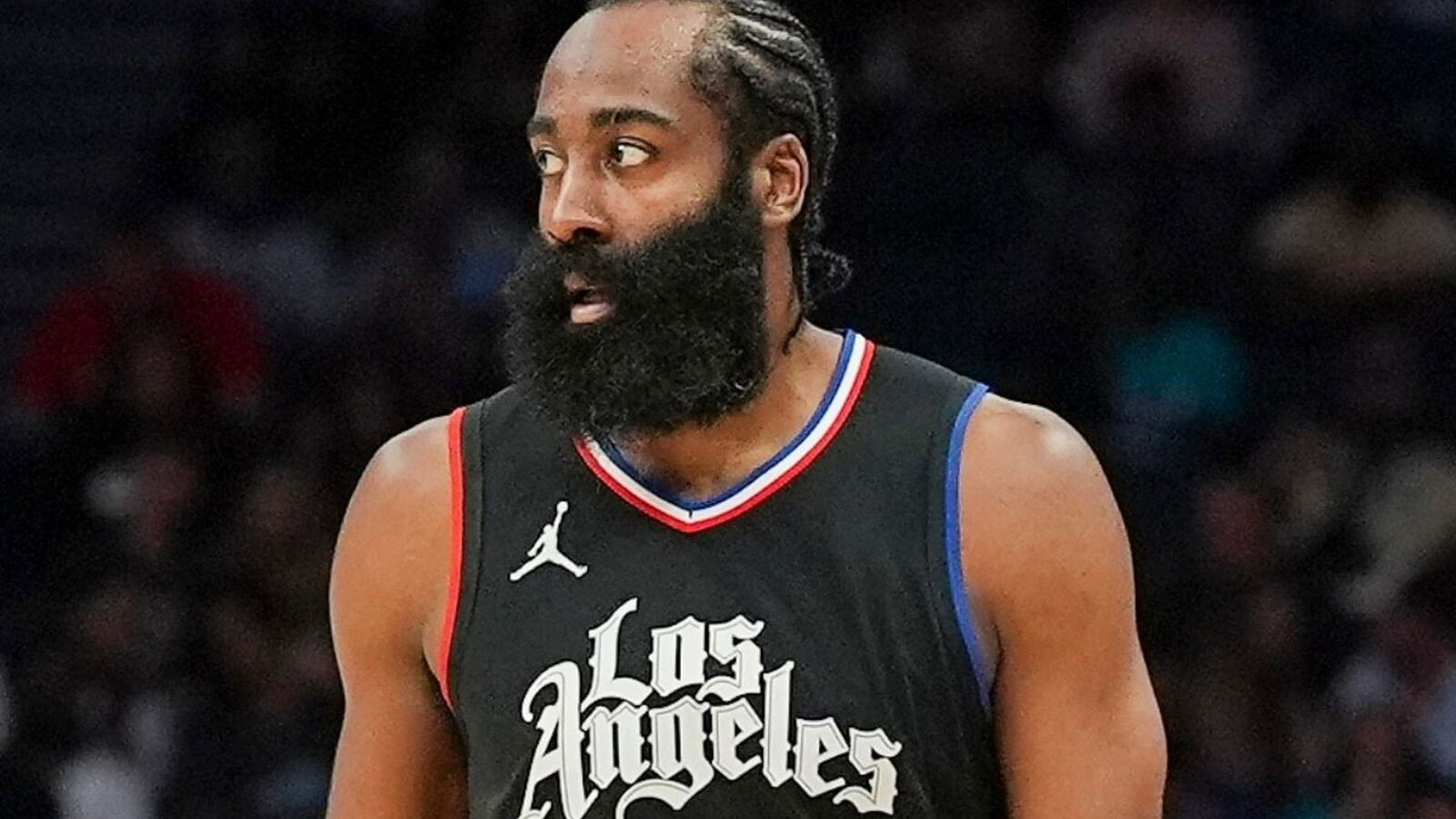 Kawhi Leonard attacks the rim during a critical second-half possession.