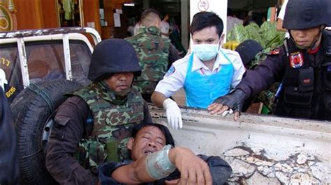 Cambodian soldiers assist civilians evacuating from border towns amid escalating violence.