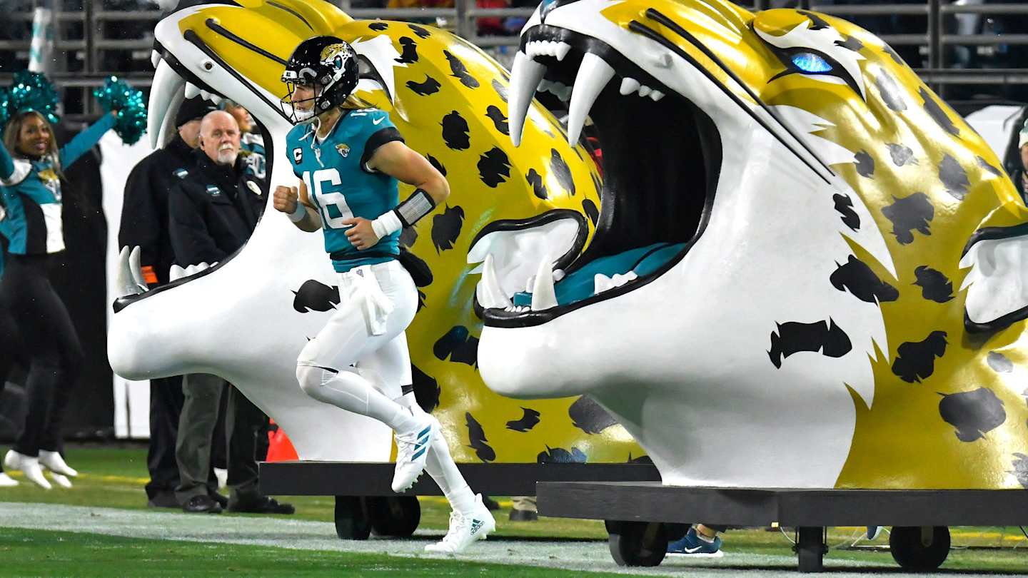 The Jaguars team huddle prior to facing the Chargers.