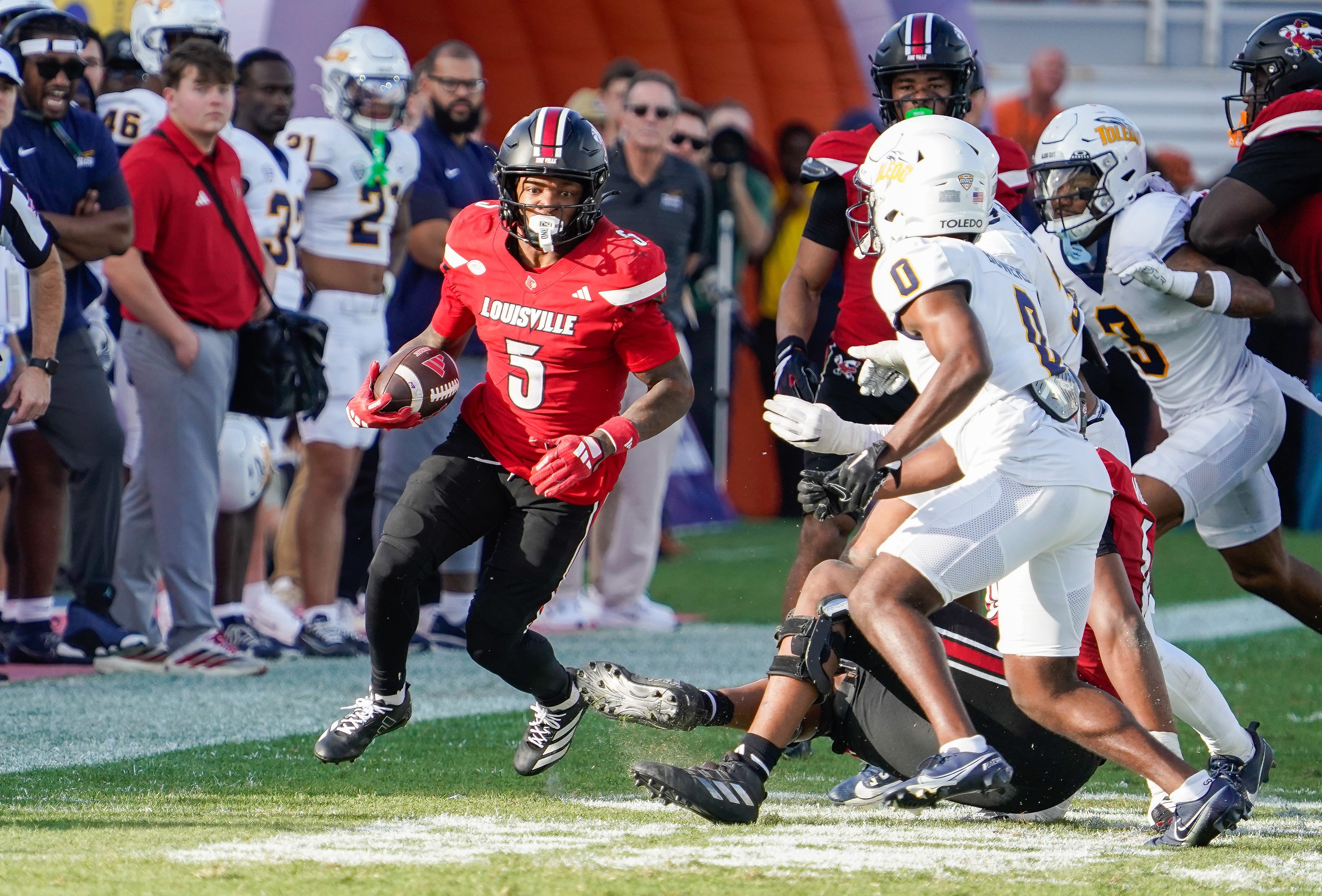 Louisville Cardinals take the field in the Boca Raton Bowl