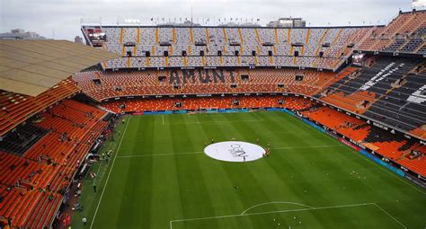 Valencia players warm up during a previous Valencian derby at Mestalla