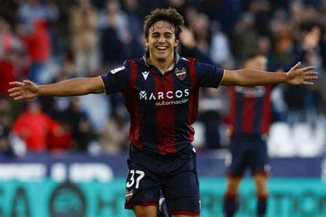 Carlos Alvarez celebrates scoring for Levante UD