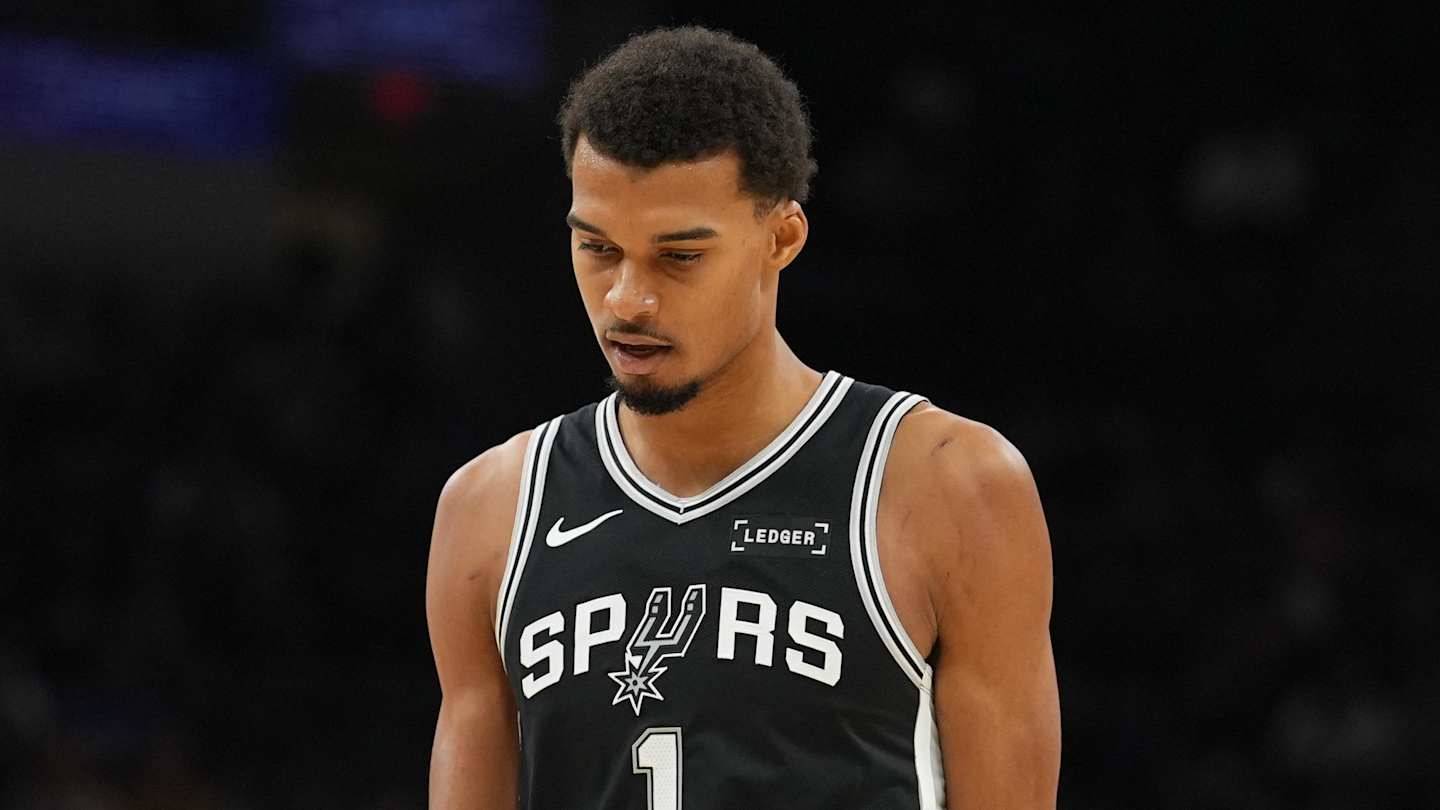 Wembanyama in pain after suffering his injury during the game against the Mavericks.